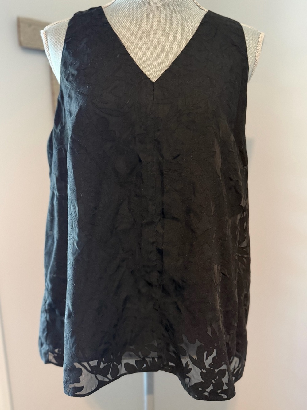 BANANA REPUBLIC Sleeveless V-Neck Floral Lace Fully Lined whimsigoth feminine